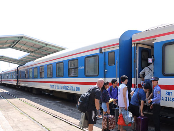 'Sốt' vé tàu, xe tuyến Sài Gòn – Nha Trang dịp lễ 30/4
