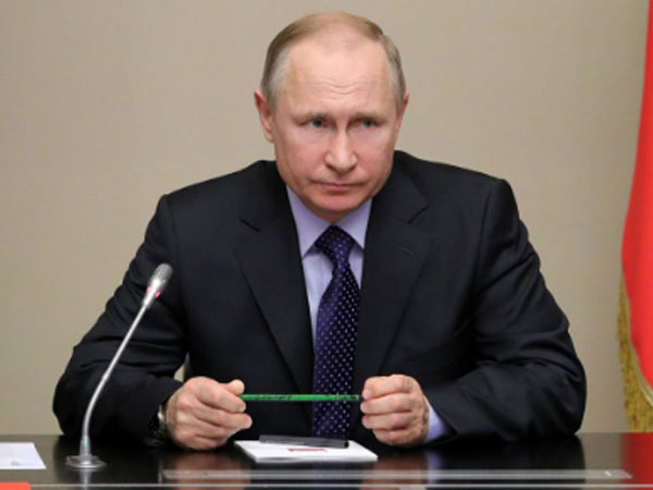 Bút của Putin được bán với giá 77.000 USD