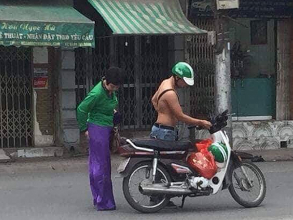 Câu chuyện tài xế Grab Bike cởi áo cho khách mặc khiến ta thấy đời thật dễ thương