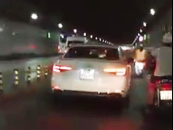 Video: Xe sang Audi chạy kiểu 'đường của mình' trong hầm vượt sông Sài Gòn