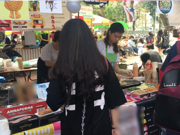 Video: Giật mình với hình ảnh loại bánh phản cảm bày bán tại Cung thiếu nhi Hà Nội
