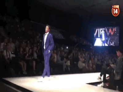 HOT: Thủ môn Bùi Tiến Dũng lần đầu trổ tài trình diễn catwalk tại VIFW, khiến đám đông khán giả vỡ òa