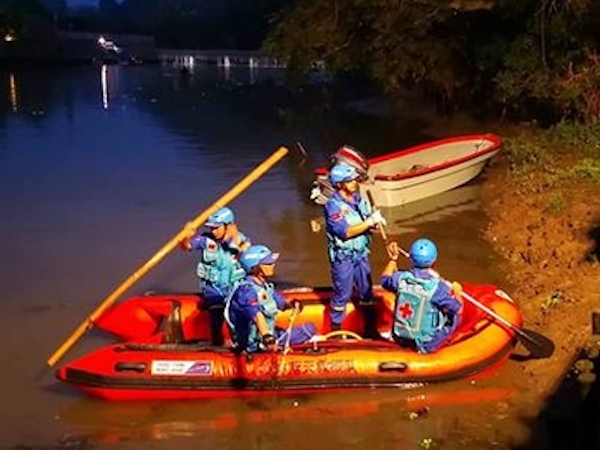 Lật thuyền rồng ở Trung Quốc, 17 người thiệt mạng