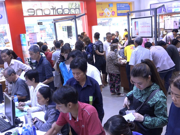 Video: Người Sài Gòn xếp hàng cập nhật thông tin thuê bao điện thoại