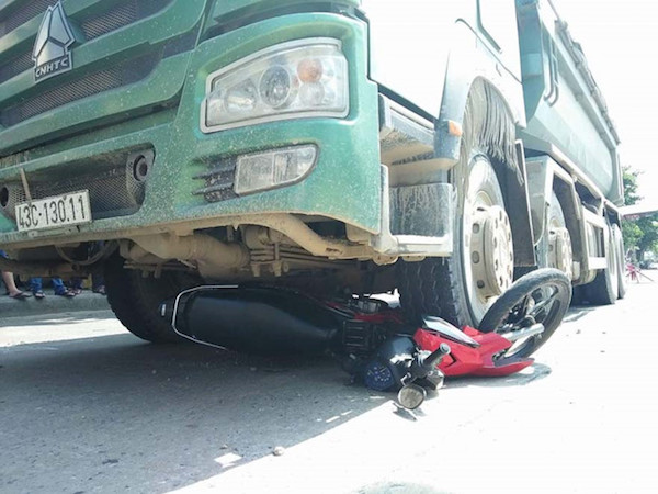 Xe ben 'nuốt' xe máy, 1 người chết, 1 trọng thương