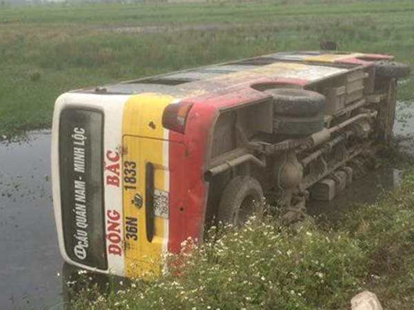 Xe buýt lật nhào xuống ruộng, hơn chục hành khách hoảng loạn