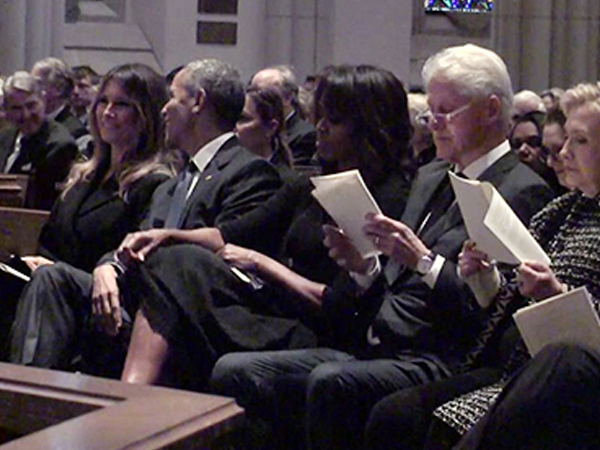 Ảnh Melania cười với Obama tại lễ tang gây sốt mạng xã hội
