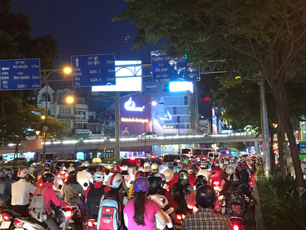 Giao thông cửa ngõ sân bay Tân Sơn Nhất lại hỗn loạn