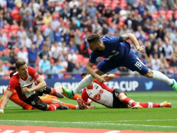 Giroud lập công, Chelsea vào chung kết Cup FA với Man Utd