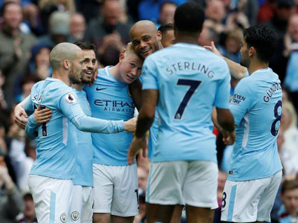 Man City đại thắng trận đầu tiên trên ngôi vô địch