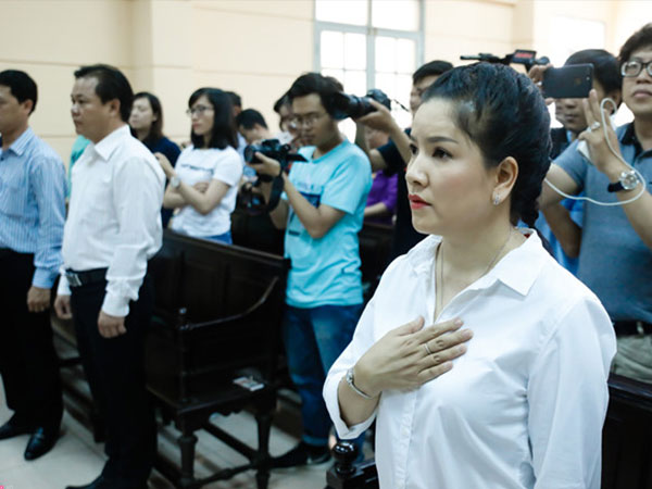 Ngọc Trinh lại ra tòa cùng Nhà hát kịch TP.HCM