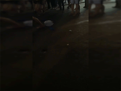Video: Hai ông bố đấu vật giữa phố đông chỉ vì một cây kem của con trẻ