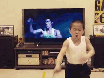 Cậu bé 8 tuổi bụng 6 múi múa côn giống Lý Tiểu Long đến từng li