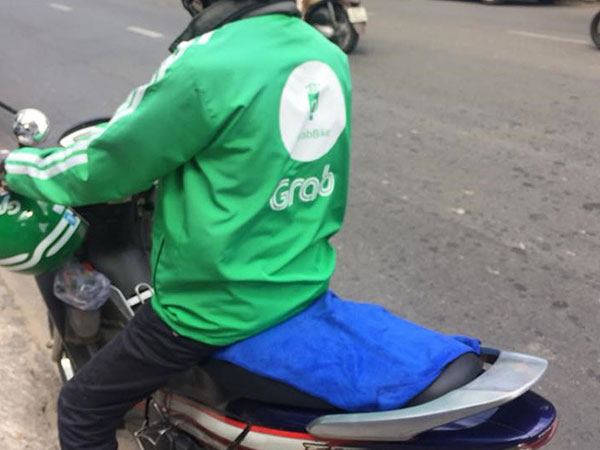 Chiếc khăn trải lên yên xe và lời nói ngại ngùng của tài xế Grabbike