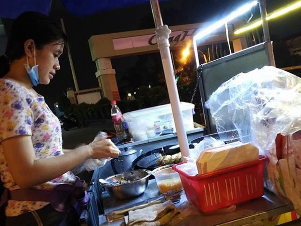 Cô gái bán xôi chiên 5 ngàn tặng kèm áo mưa miễn phí giữa cơn mưa đêm bất chợt khiến ta thêm yêu Sài Gòn