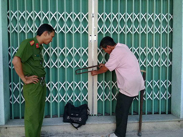 Công an giải cứu gia đình bị nhóm côn đồ khóa trái cửa nhốt trong nhà