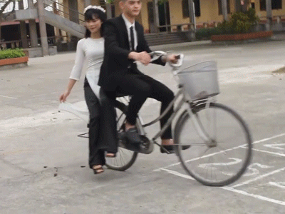 Đằng sau bức ảnh kỷ yếu cực chất là một cú ngã đau tưởng ngất của đôi bạn trẻ