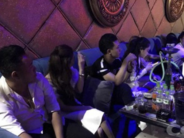Hơn 70 thanh niên nhảy nhót lúc rạng sáng trong quán bar