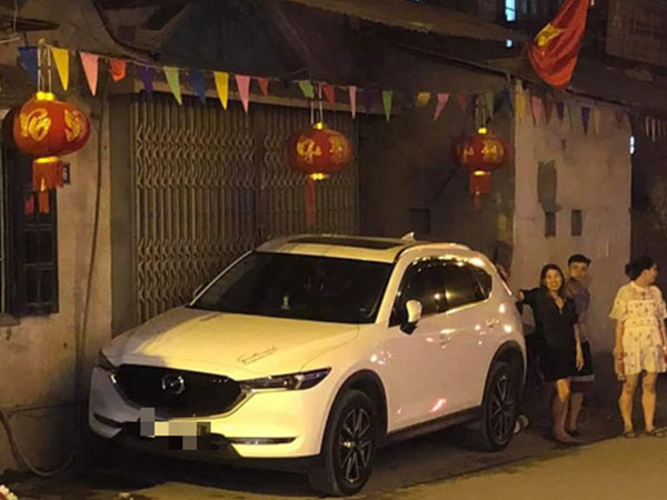 Chuyện thật như đùa: Cả gia đình rơi vào cảnh có nhà mà không thể về vì chiếc xe lạ chặn ngang cửa