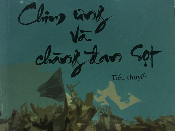 Khán giả phản ứng dữ dội với chi tiết sex thô tục trong cuốn sách 'Chim ưng và chàng đan sọt'
