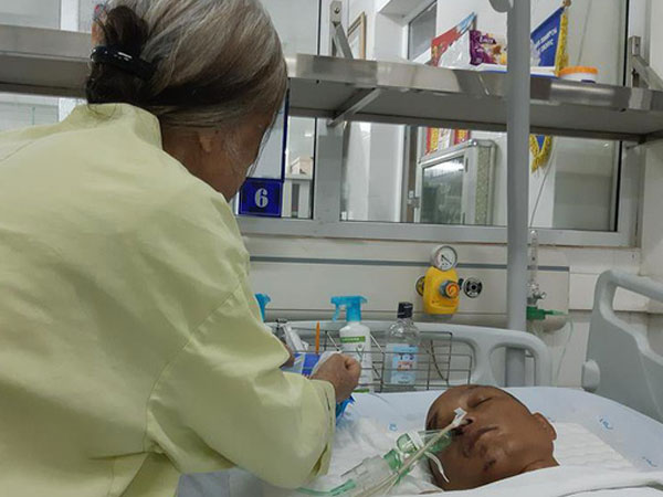 Nạn nhân bị xe bán tải kéo lê dưới gầm đã tỉnh nhưng chưa nhận ra người thân