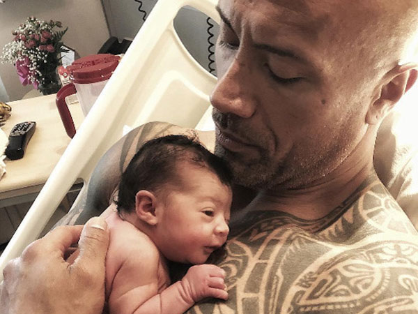 Tài tử The Rock khoe con gái vừa chào đời