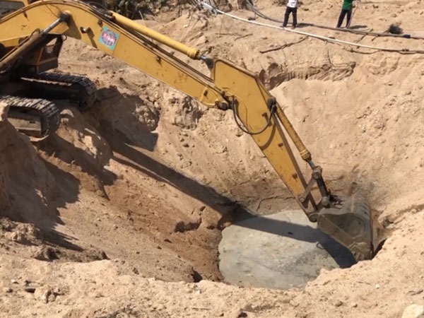 Video: Người dân Ninh Thuận chi tiền triệu đào hố tìm nước tưới cây