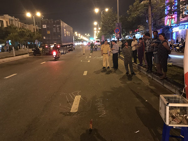 Vừa ăn cơm xong để quay về công trình làm việc, người đàn ông bị xe máy tông chết khi băng qua đường