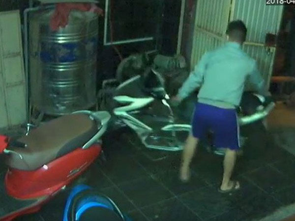 4 thanh niên phá cửa đột nhập trộm 2 xe máy ở Sài Gòn