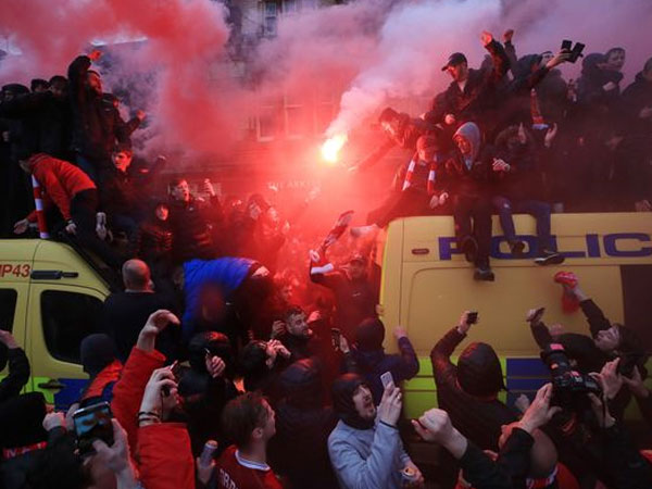 Đại chiến CĐV AS Roma, 1 CĐV Liverpool nguy kịch