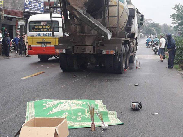 Hà Nội: 2 người đàn ông tử vong dưới xe bồn sau vụ va chạm