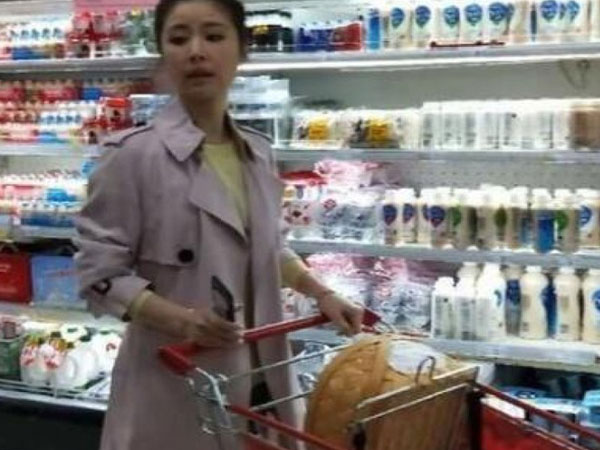 Lộ ảnh Lâm Tâm Như đi siêu thị một mình, bị 'chê' không phải mẹ đảm vì lúng túng khi chọn đồ