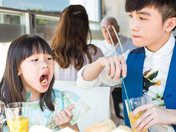 Ngày nào anh trai cũng nhắn 1 câu cho em gái, cô nào đọc xong cũng cảm thấy như công chúa