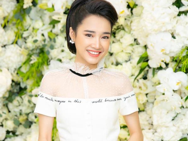 Nhã Phương xuất hiện rạng rỡ, đi xe Trường Giang tặng đến sự kiện