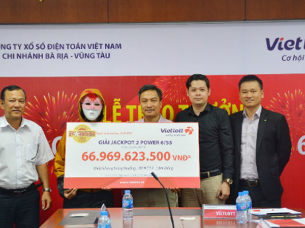 Nữ khách hàng che kín toàn thân nhận 67 tỷ đồng trúng số