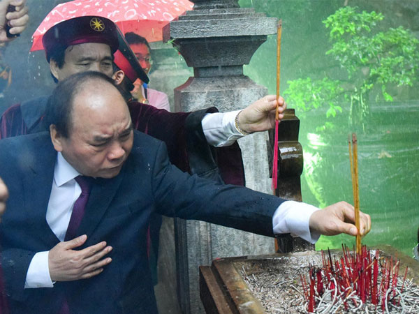Thủ tướng Nguyễn Xuân Phúc dâng hương tại Đền Hùng trong mưa