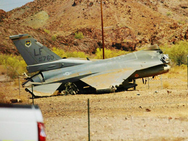 Tiêm kích F-16 Mỹ 'mất đầu' sau khi rơi