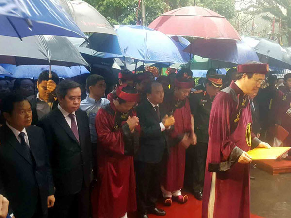 Thủ tướng dâng hương tưởng niệm các vua Hùng