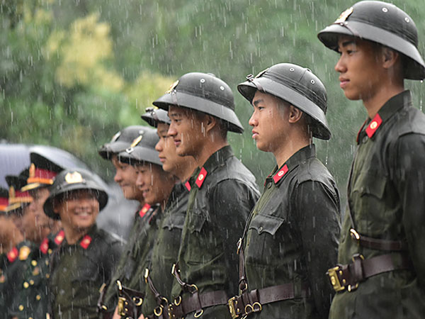 Xúc động hình ảnh ướt đẫm nước mưa của lực lượng an ninh ngày Giỗ Tổ