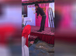 Clip: Thanh niên vừa hát vừa quằn quại khổ đau trong đám cưới khiến cư dân mạng e ngại không dám cười