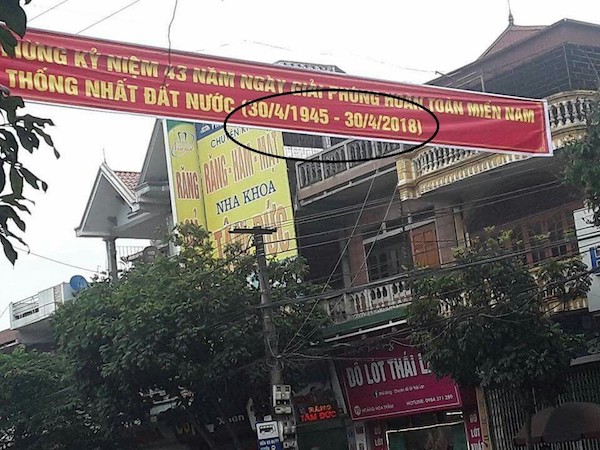 Gỡ băng rôn in sai năm... giải phóng miền Nam