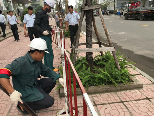 Hà Nội phá rào chắn ở đoạn đường tranh chấp giữa hai chung cư
