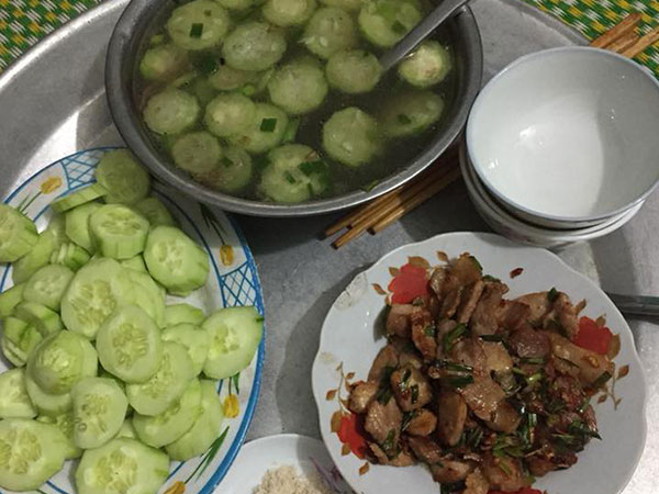 Mẹ trẻ khoe mâm cơm ngày nghỉ lễ vỏn vẹn 27 nghìn, người khen biết liệu cơm gắp mắm, kẻ chê hà tiện hết phần thiên hạ