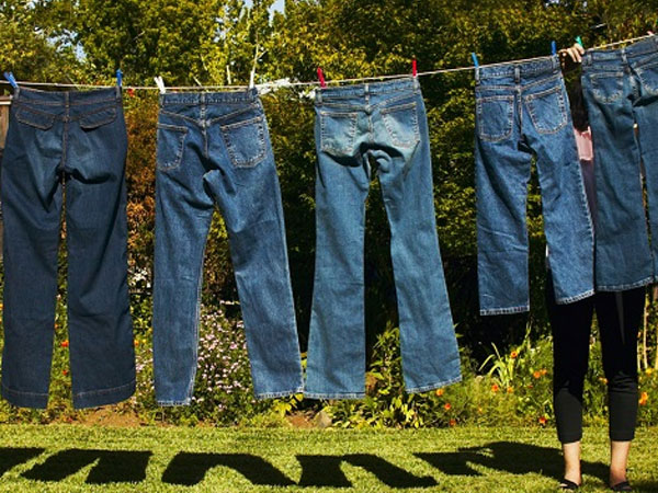 Nếu không muốn chiếc quần jeans trở nên 'bạc phếch' hãy ghi nhớ 6 nguyên tắc làm sạch này