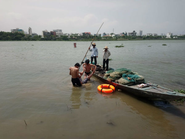 Nhảy cầu tự tử, nam thanh niên 18 tuổi luống cuống bám vào cọc tiêu giữa sông để sống sót