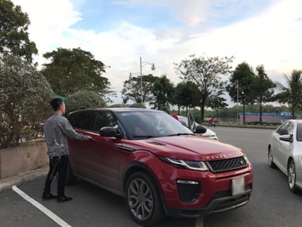 Range Rover Evoque màu đỏ của Sơn Tùng MTP giá bao nhiêu?