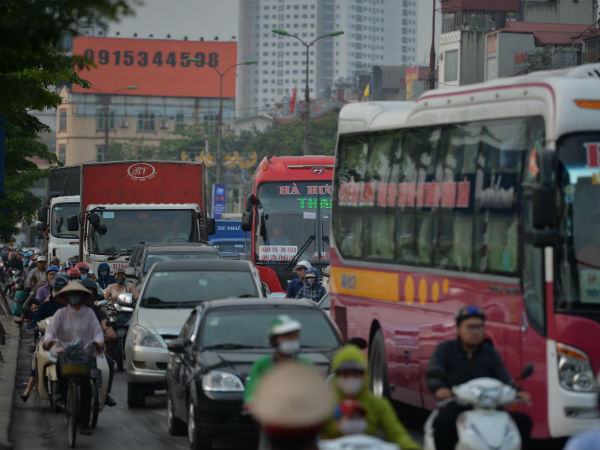 Tai nạn trước giờ cao điểm tại Giải Phóng - Ngọc Hồi, cửa ngõ phía Nam ùn tắc nghiêm trọng