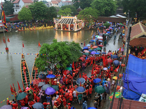'Thuỷ chiến' ngay trên sông trong lễ hội đua thuyền làng Đăm