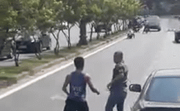 Video: Va chạm trên đường, hùng hổ đánh nhau gặp đúng... nhà vô địch Muay Thái
