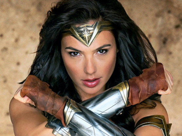Wonder Woman bị phát hiện dùng iPhone đăng quảng cáo Huawei